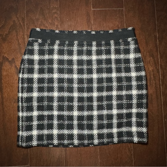 Black & white plaid tweed LOFT skirt in size 6P - Picture 3 of 5